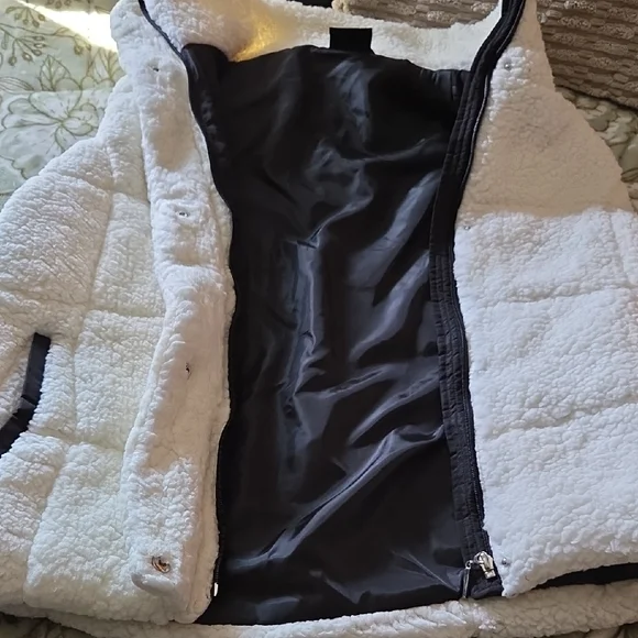 Weatherproof White and Black Sherpa Vest - Picture 6 of 13
